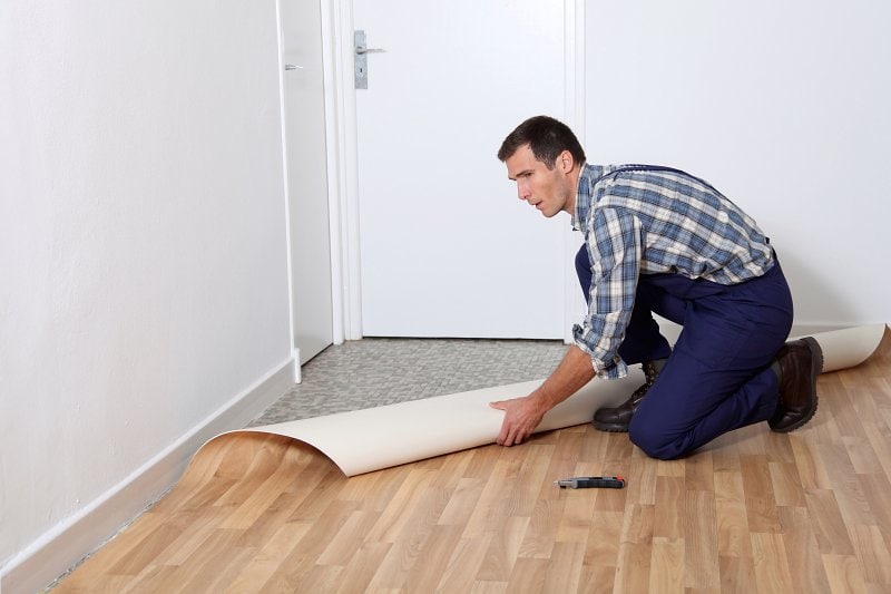 Pokládku PVC podlahové krytiny zvládnete i svépomocí.